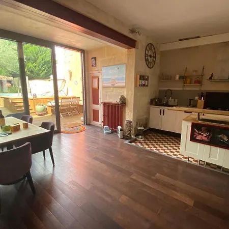 Large Duplex With Terrace And Pool In Vakantiehuis Bordeaux